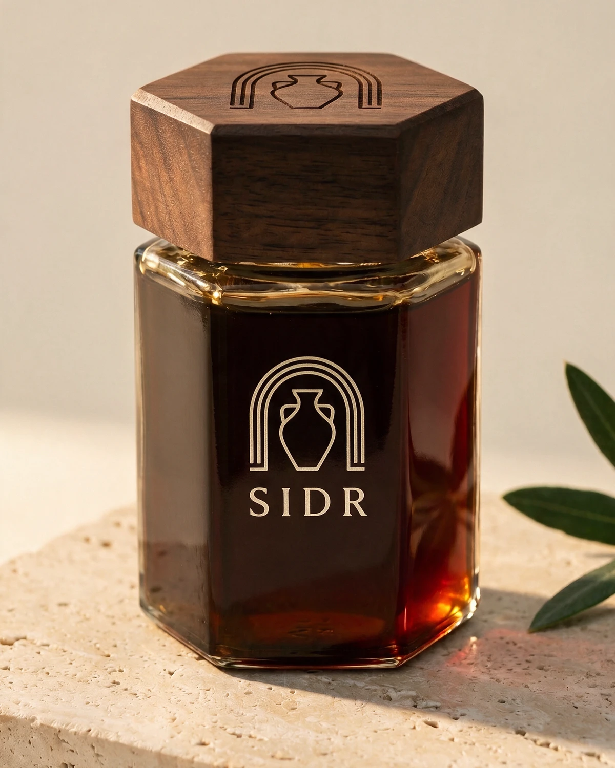 Nahaufnahme des Sidr-Honigglases mit cremefarbenem Logodruck und Walnussdeckel