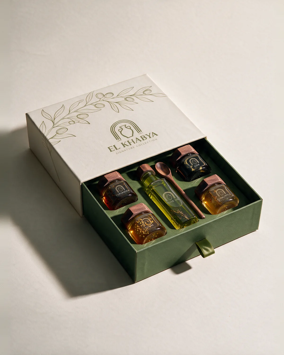 Signature Collection — geöffnete Box mit veredelten Honigen und Würzöl