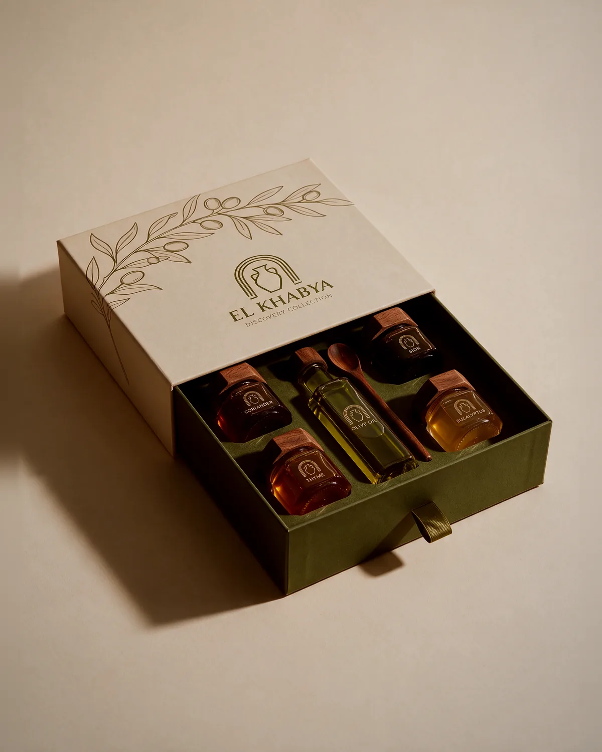Die fertige El-Khabya-Geschenkbox mit geöffneter Schublade in dunklem Editorial-Licht